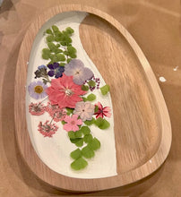 09/25/25 (Thursday) Pressed Flower Resin Experience!! 6pm - 730pm